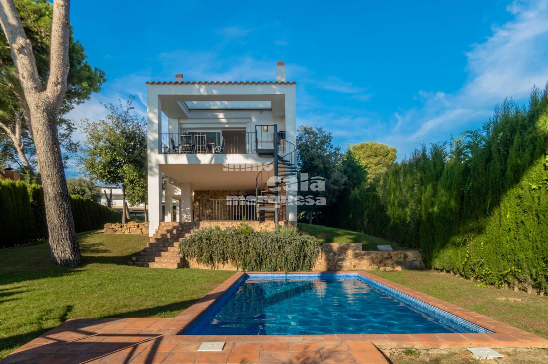 FANTÁSTICO CHALET CON VISTA AL MAR Y PISCINA PRIVADA EN EL CORAZÓN DE LLAFRANC