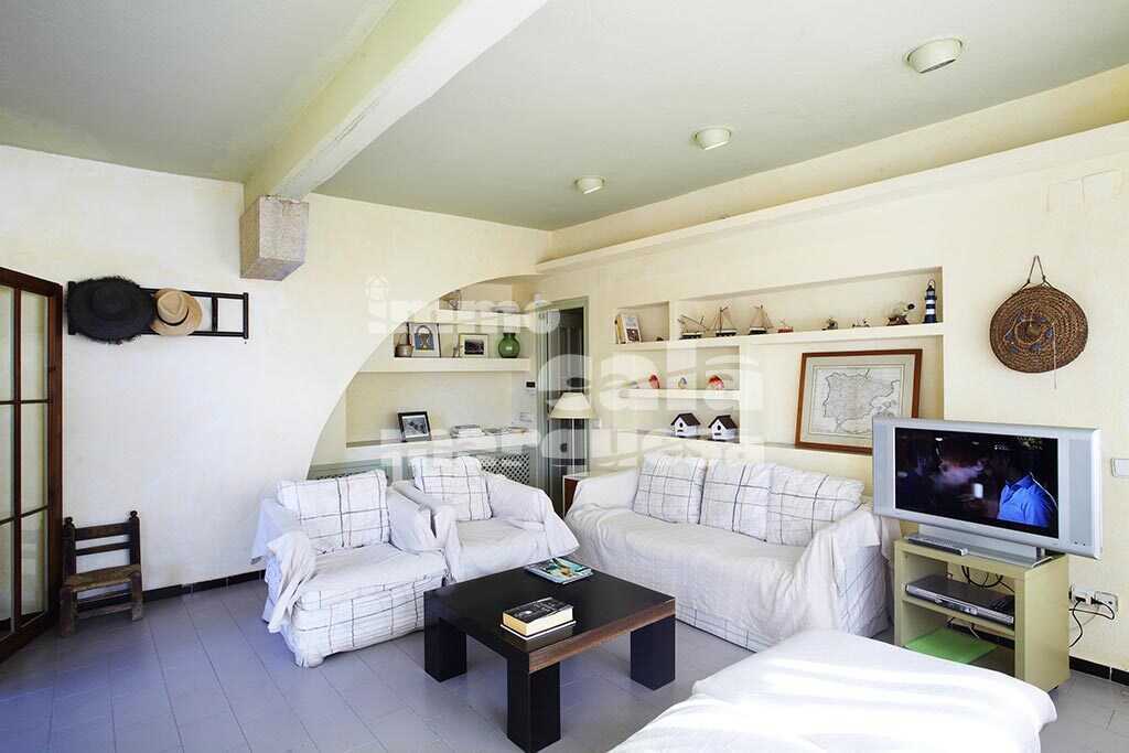 FRONT LINE OF THE SEA VILLA WITH LARGE PLOT IN LLAFRANC