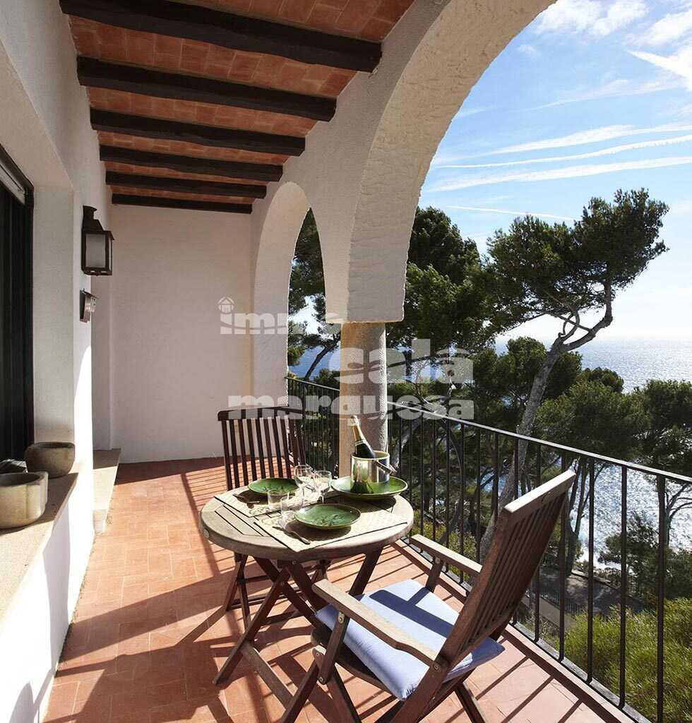 FRONT LINE OF THE SEA VILLA WITH LARGE PLOT IN LLAFRANC