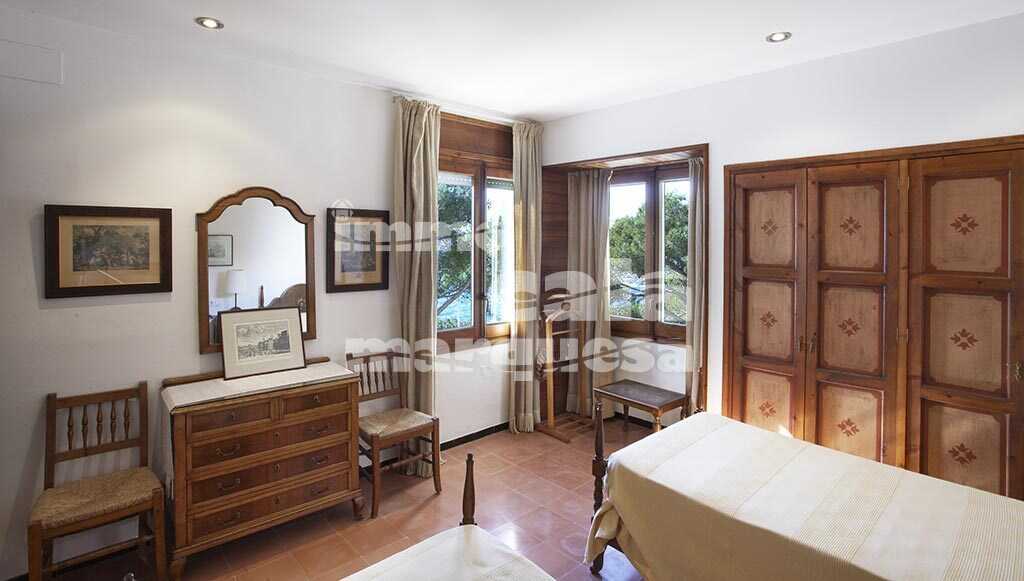 FRONT LINE OF THE SEA VILLA WITH LARGE PLOT IN LLAFRANC