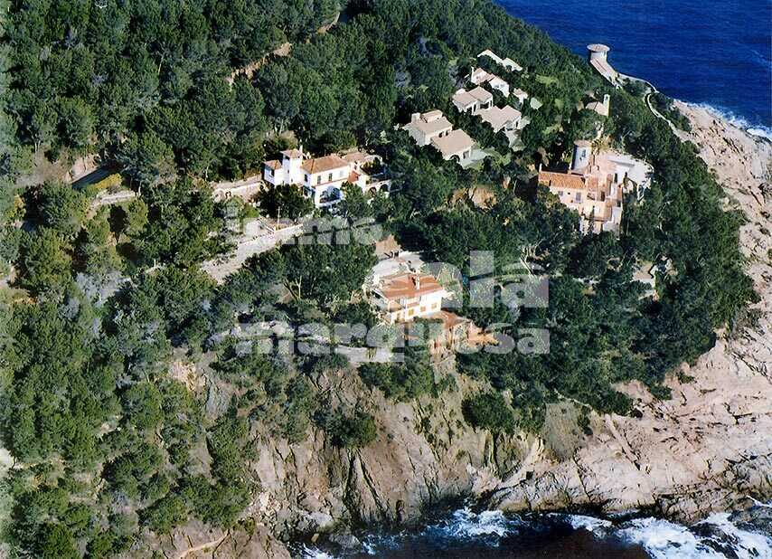 FRONT LINE OF THE SEA VILLA WITH LARGE PLOT IN LLAFRANC