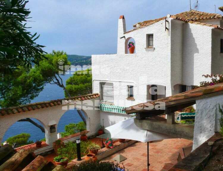 FRONT LINE OF THE SEA VILLA WITH LARGE PLOT IN LLAFRANC