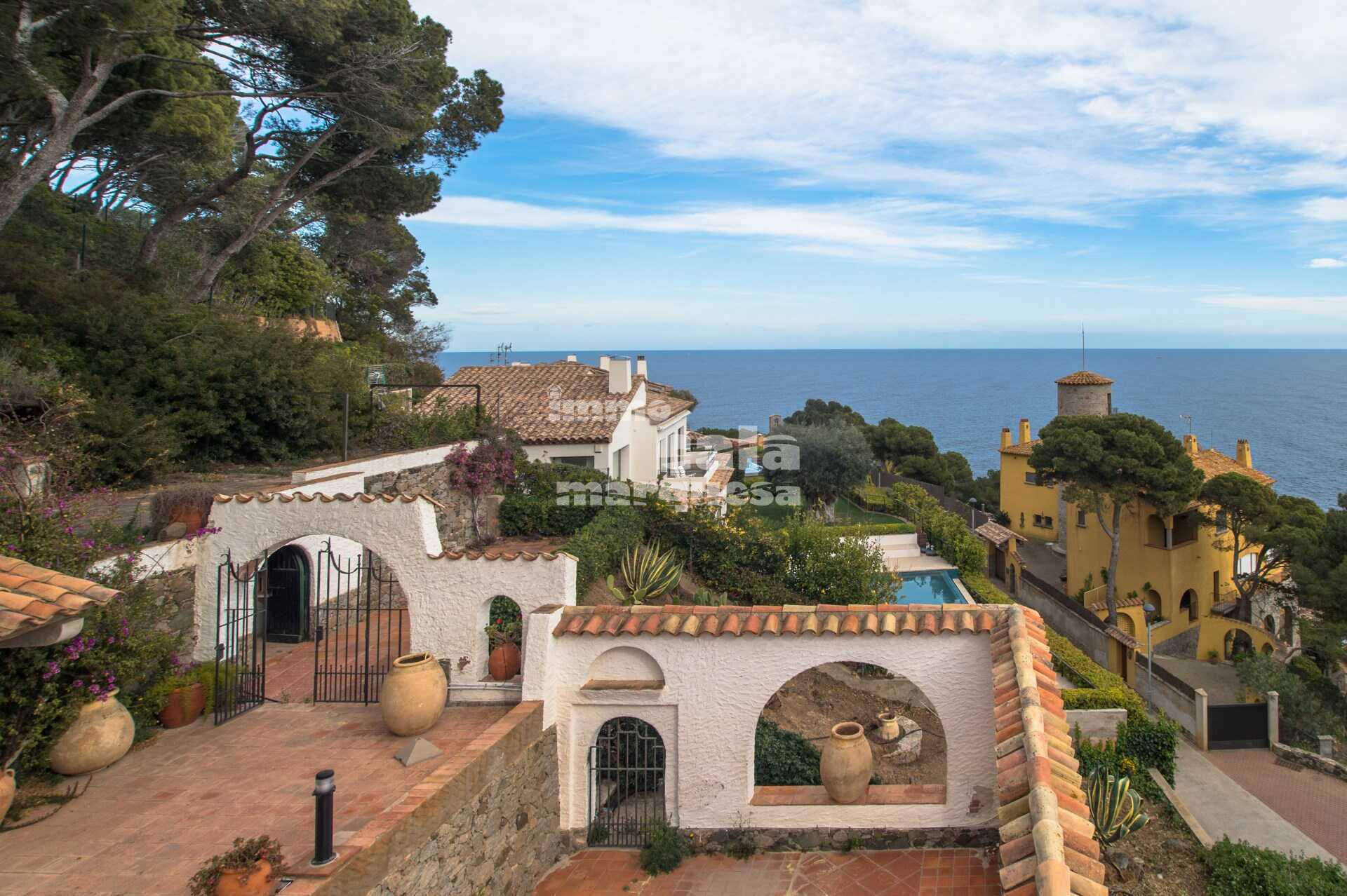 FRONT LINE OF THE SEA VILLA WITH LARGE PLOT IN LLAFRANC