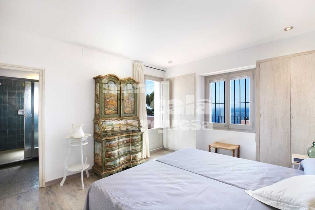 FRONT LINE OF THE SEA VILLA WITH LARGE PLOT IN LLAFRANC