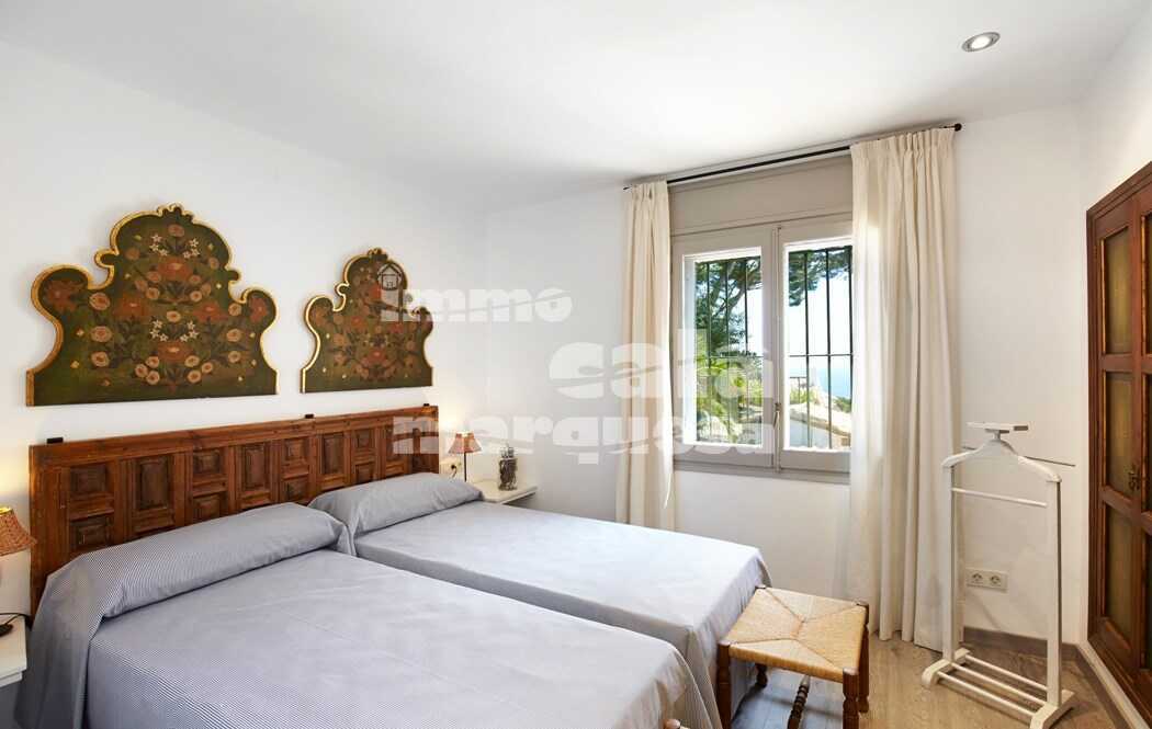 FRONT LINE OF THE SEA VILLA WITH LARGE PLOT IN LLAFRANC