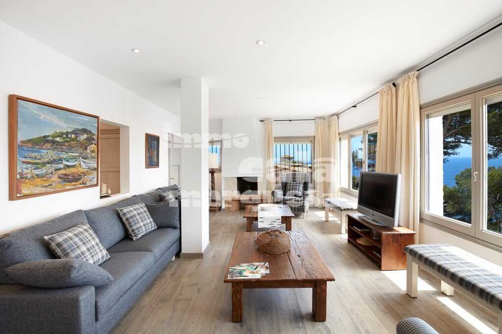FRONT LINE OF THE SEA VILLA WITH LARGE PLOT IN LLAFRANC