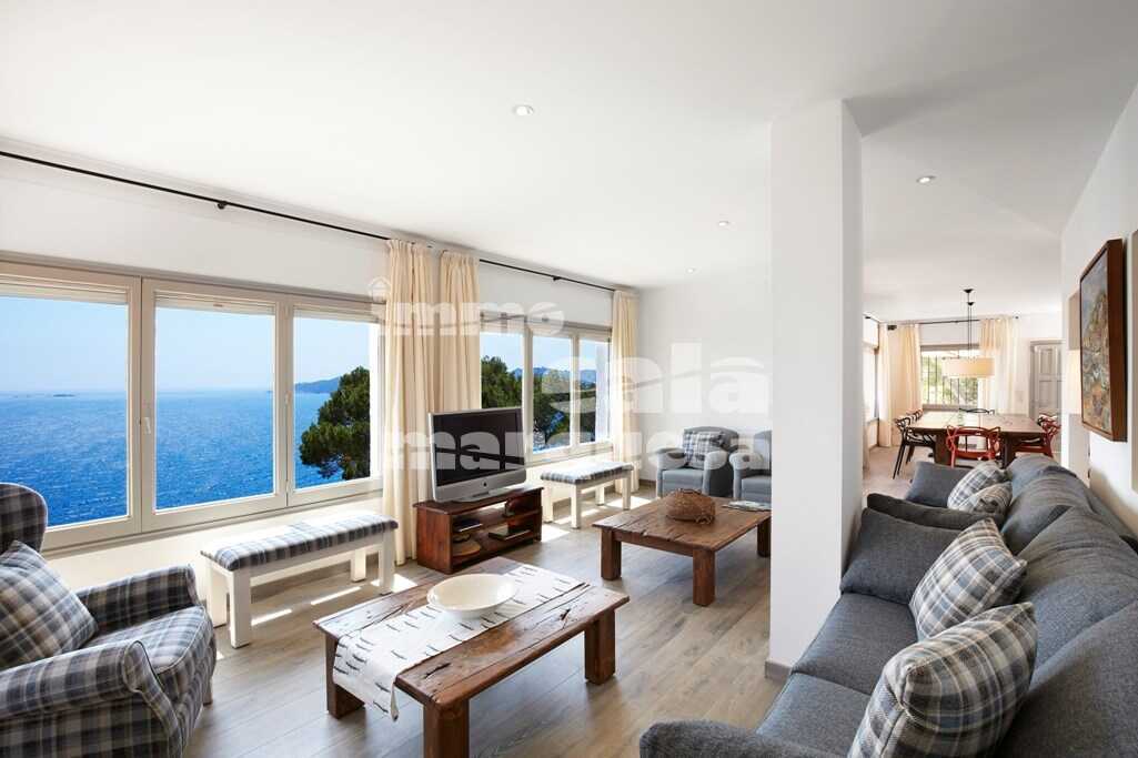 FRONT LINE OF THE SEA VILLA WITH LARGE PLOT IN LLAFRANC