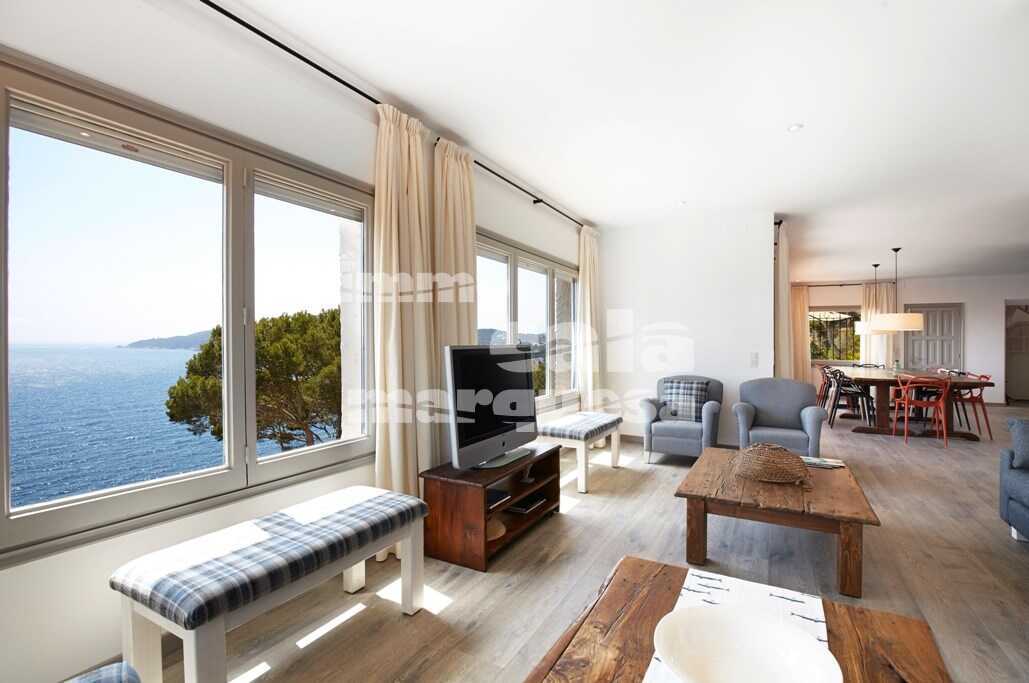 FRONT LINE OF THE SEA VILLA WITH LARGE PLOT IN LLAFRANC