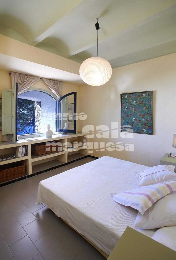 FRONT LINE OF THE SEA VILLA WITH LARGE PLOT IN LLAFRANC