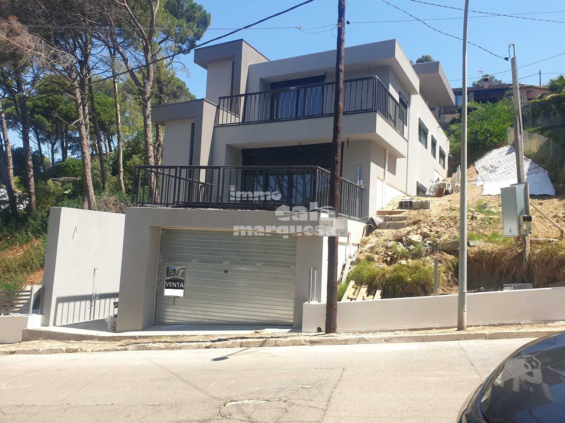 Casa moderna en construcción con grandes terrazas y buena orientación en Begur.