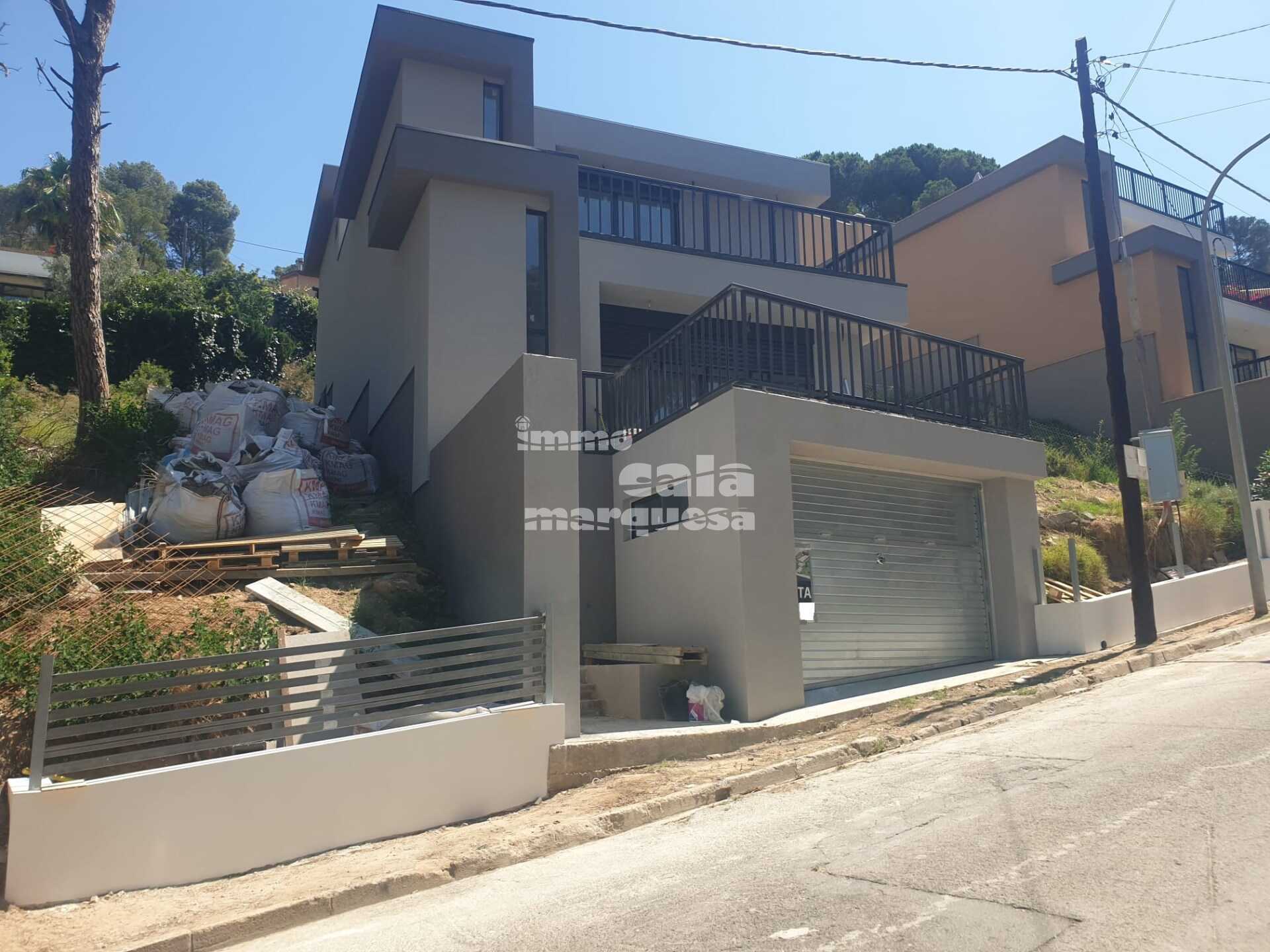 Casa moderna en construcción con grandes terrazas y buena orientación en Begur.