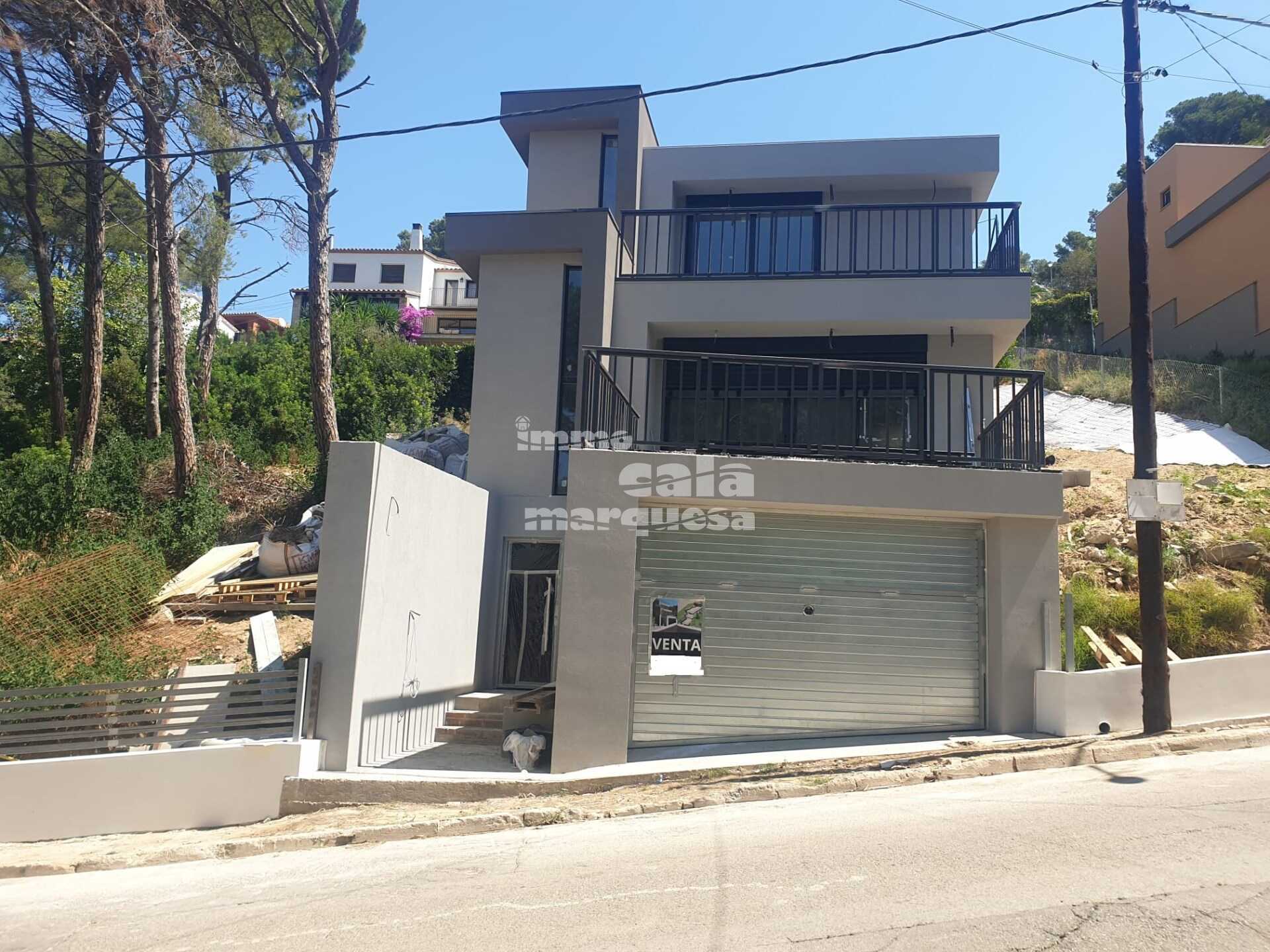 Casa moderna en construcción con grandes terrazas y buena orientación en Begur.