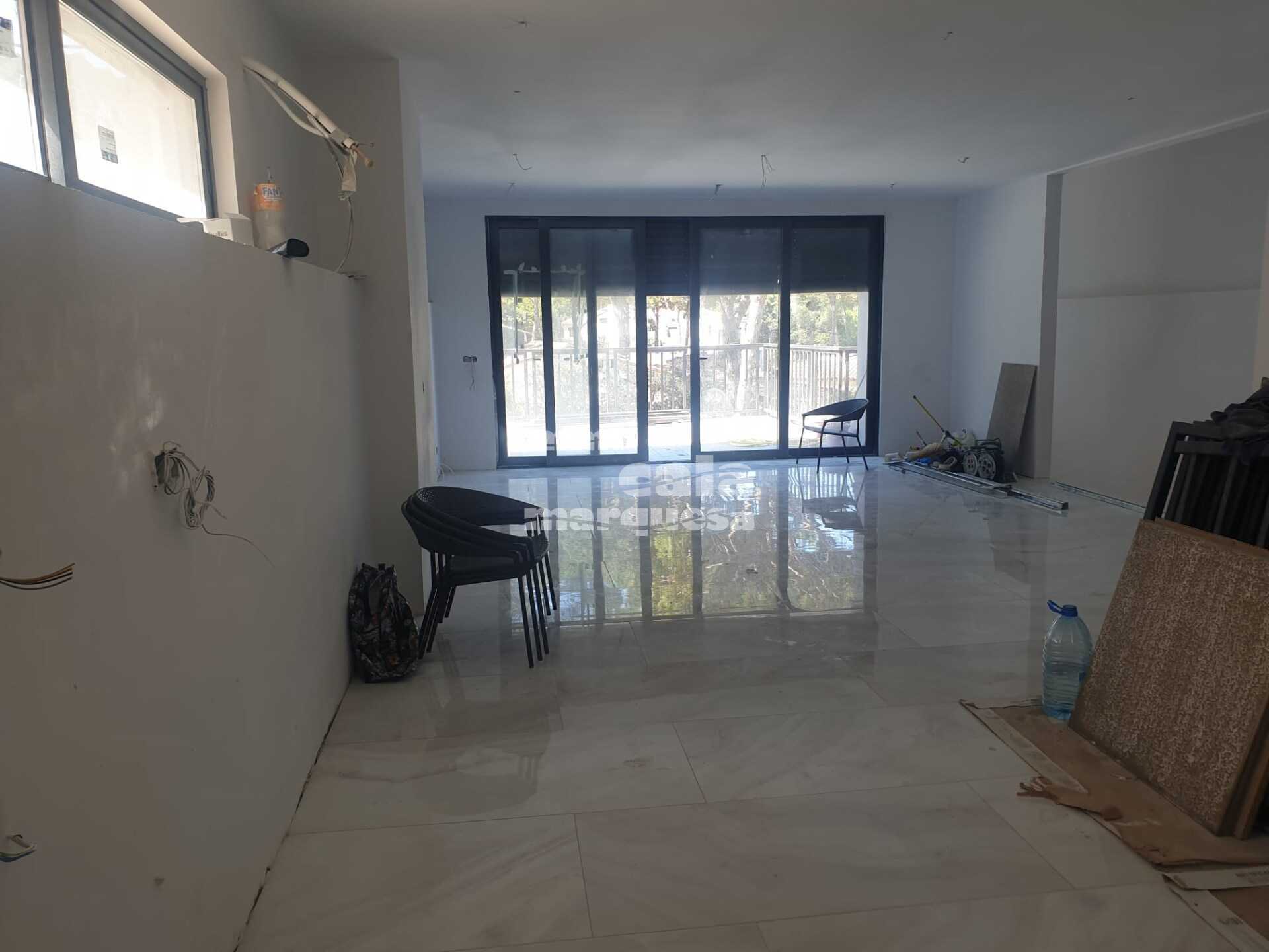 Casa moderna en construcción con grandes terrazas y buena orientación en Begur.