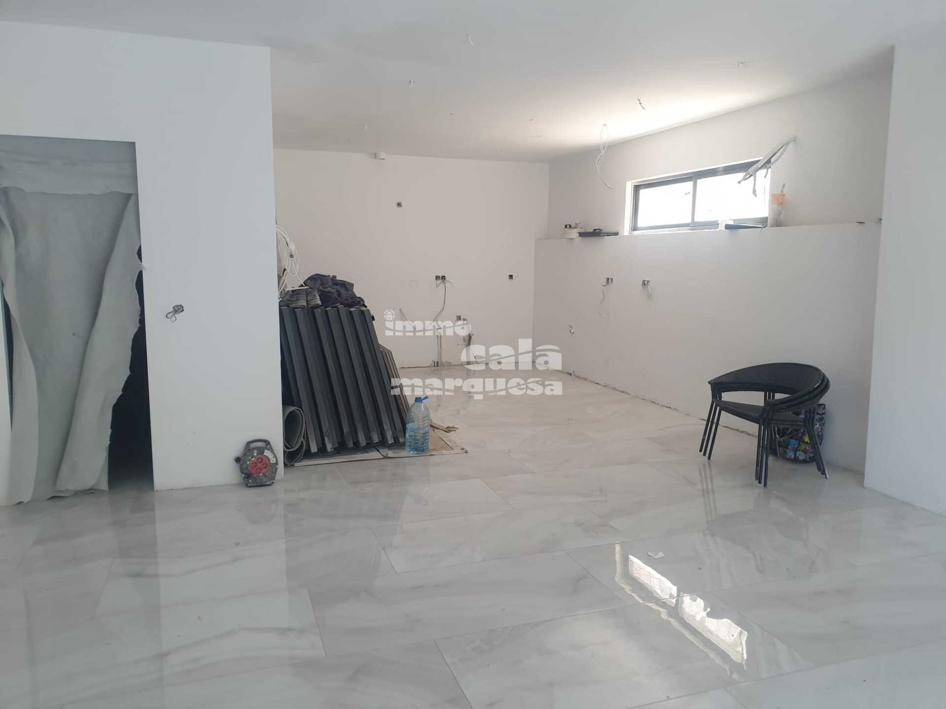 Casa moderna en construcción con grandes terrazas y buena orientación en Begur.