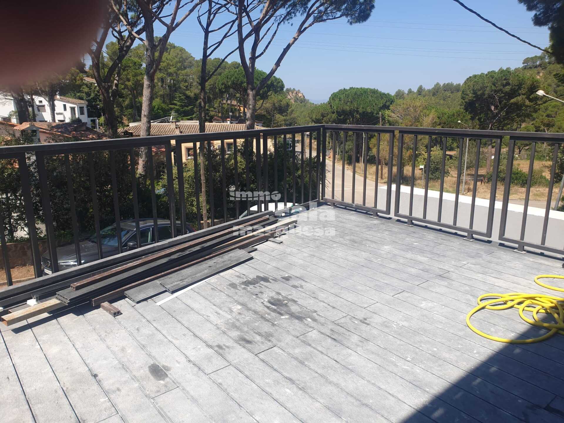 Casa moderna en construcción con grandes terrazas y buena orientación en Begur.