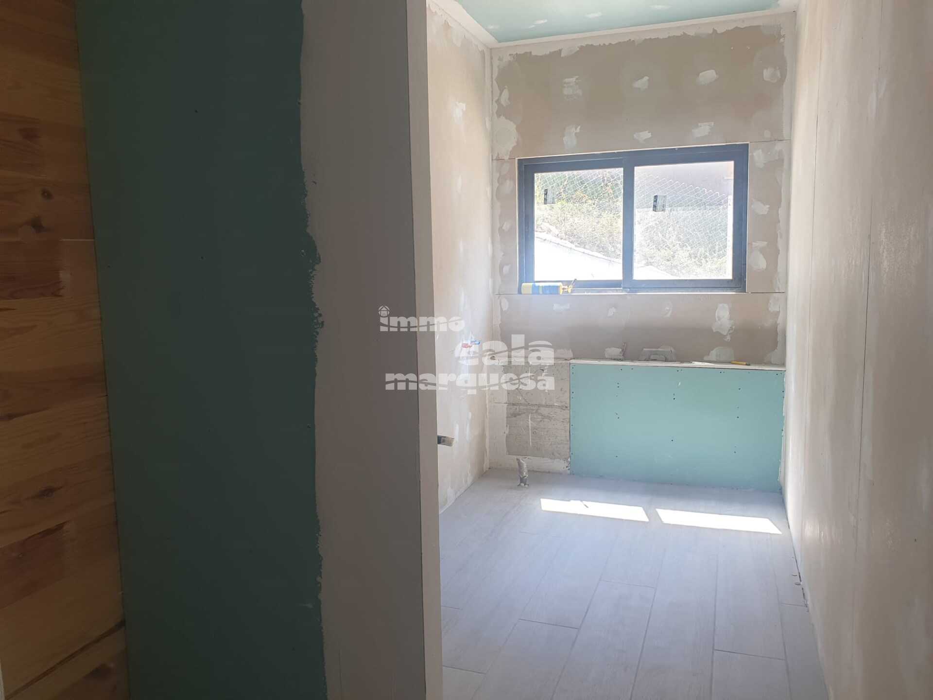 Casa moderna en construcción con grandes terrazas y buena orientación en Begur.