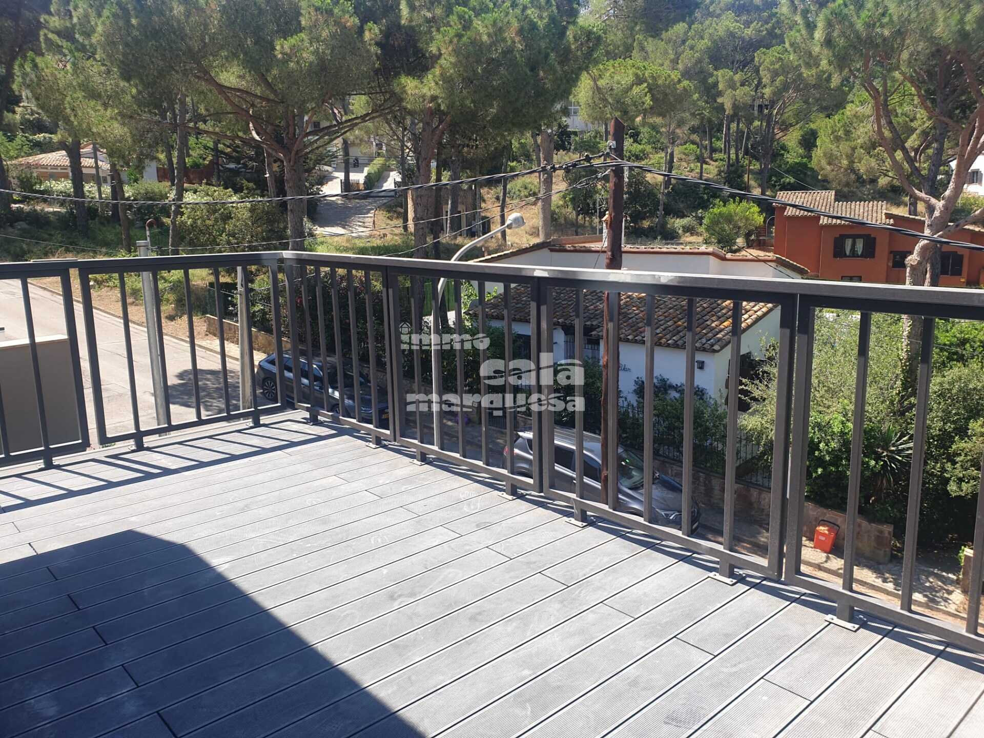 Casa moderna en construcción con grandes terrazas y buena orientación en Begur.