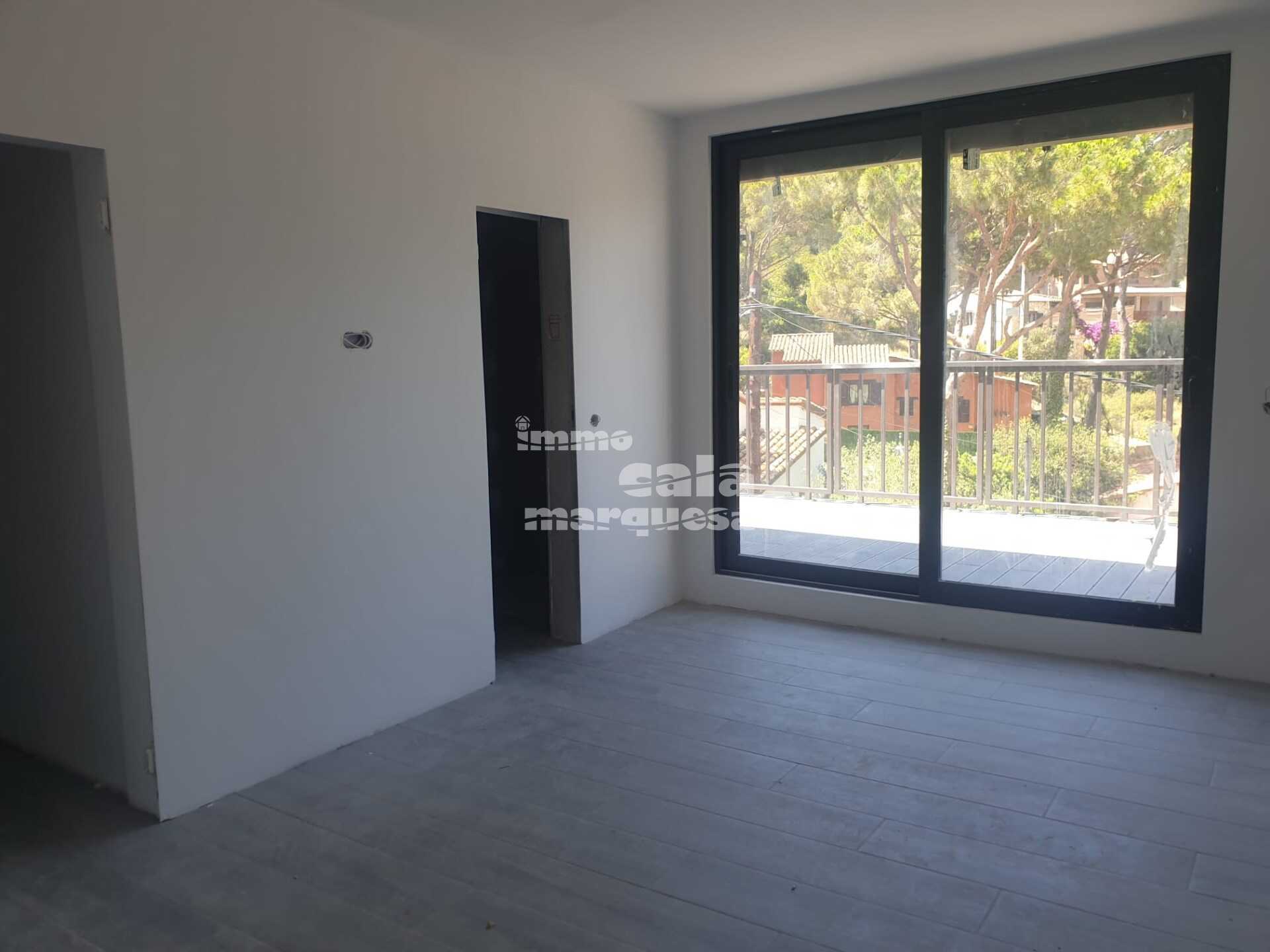 Casa moderna en construcción con grandes terrazas y buena orientación en Begur.