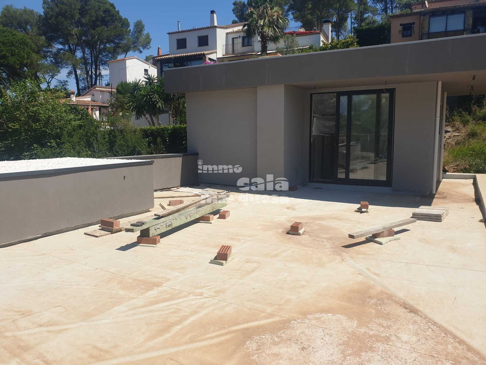 Casa moderna en construcción con grandes terrazas y buena orientación en Begur.
