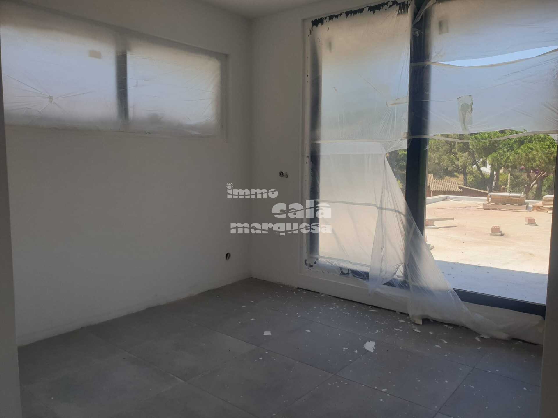 Casa moderna en construcción con grandes terrazas y buena orientación en Begur.