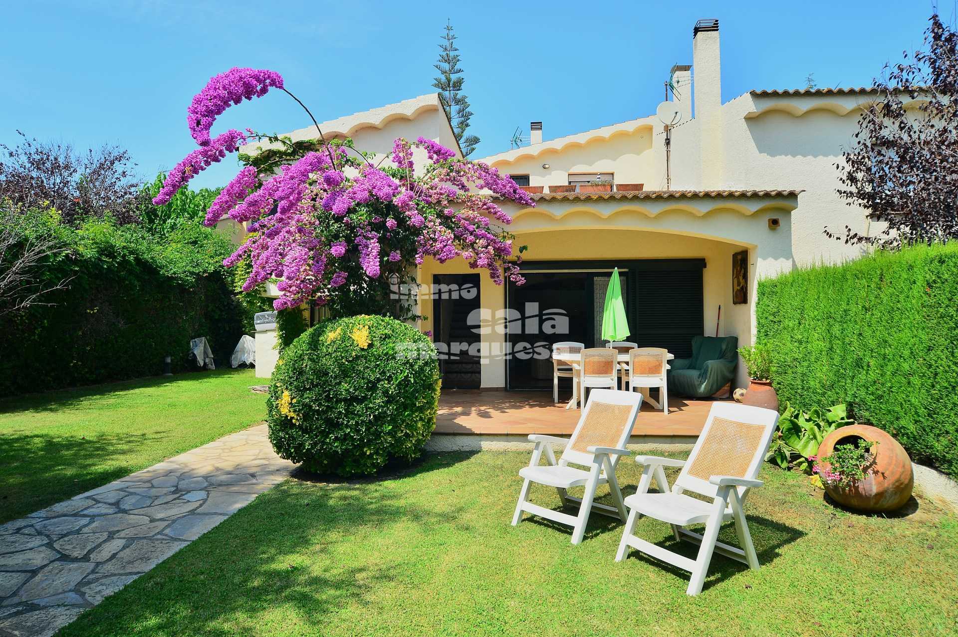 CASA ADOSADA CON JARDÍN PRIVADO EN LA ZONA DEL PRAT XIRLO EN CALELLA DE PALAFRUGELL