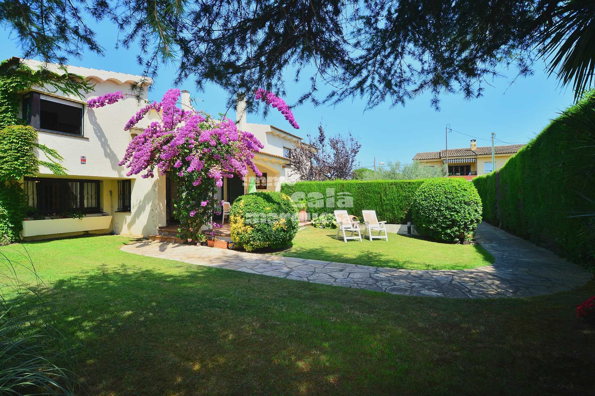 CASA ADOSADA CON JARDÍN PRIVADO EN LA ZONA DEL PRAT XIRLO EN CALELLA DE PALAFRUGELL