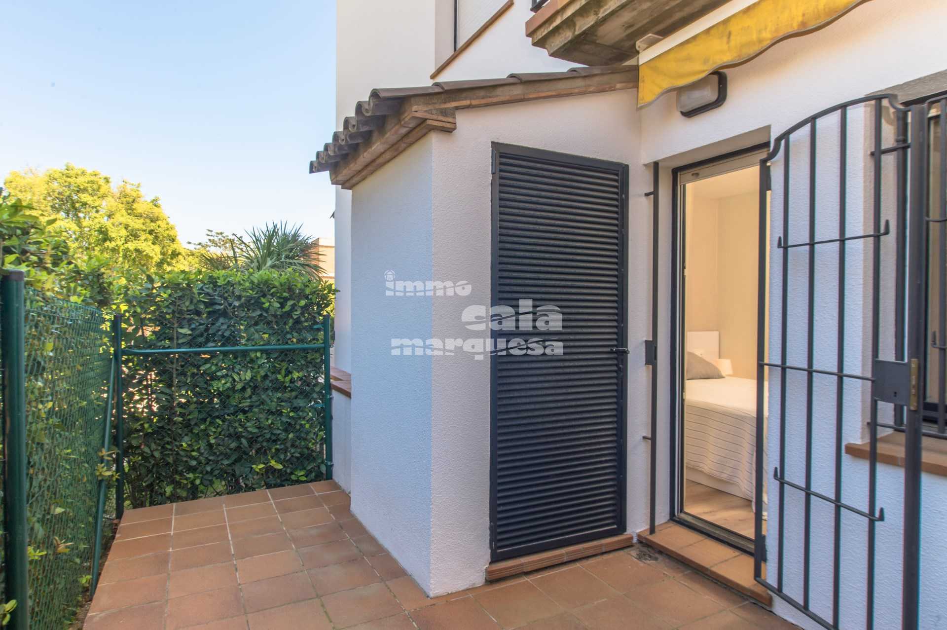 APARTAMENT EN PLANTA BAIXA AMB JARDÍ I PISCINA AL CENTRE DE CALELLA DE PALAFRUGELL