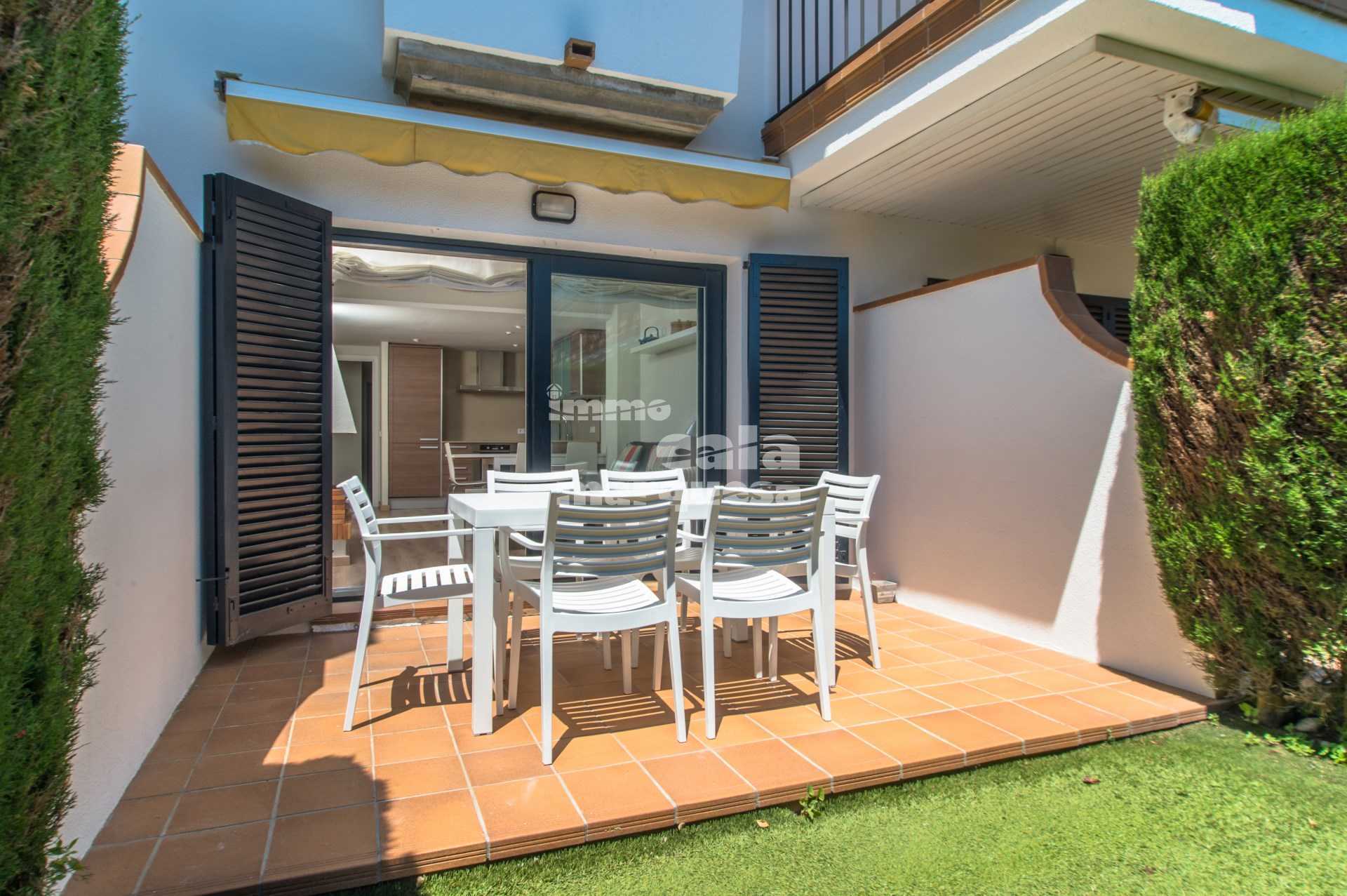 APARTAMENT EN PLANTA BAIXA AMB JARDÍ I PISCINA AL CENTRE DE CALELLA DE PALAFRUGELL