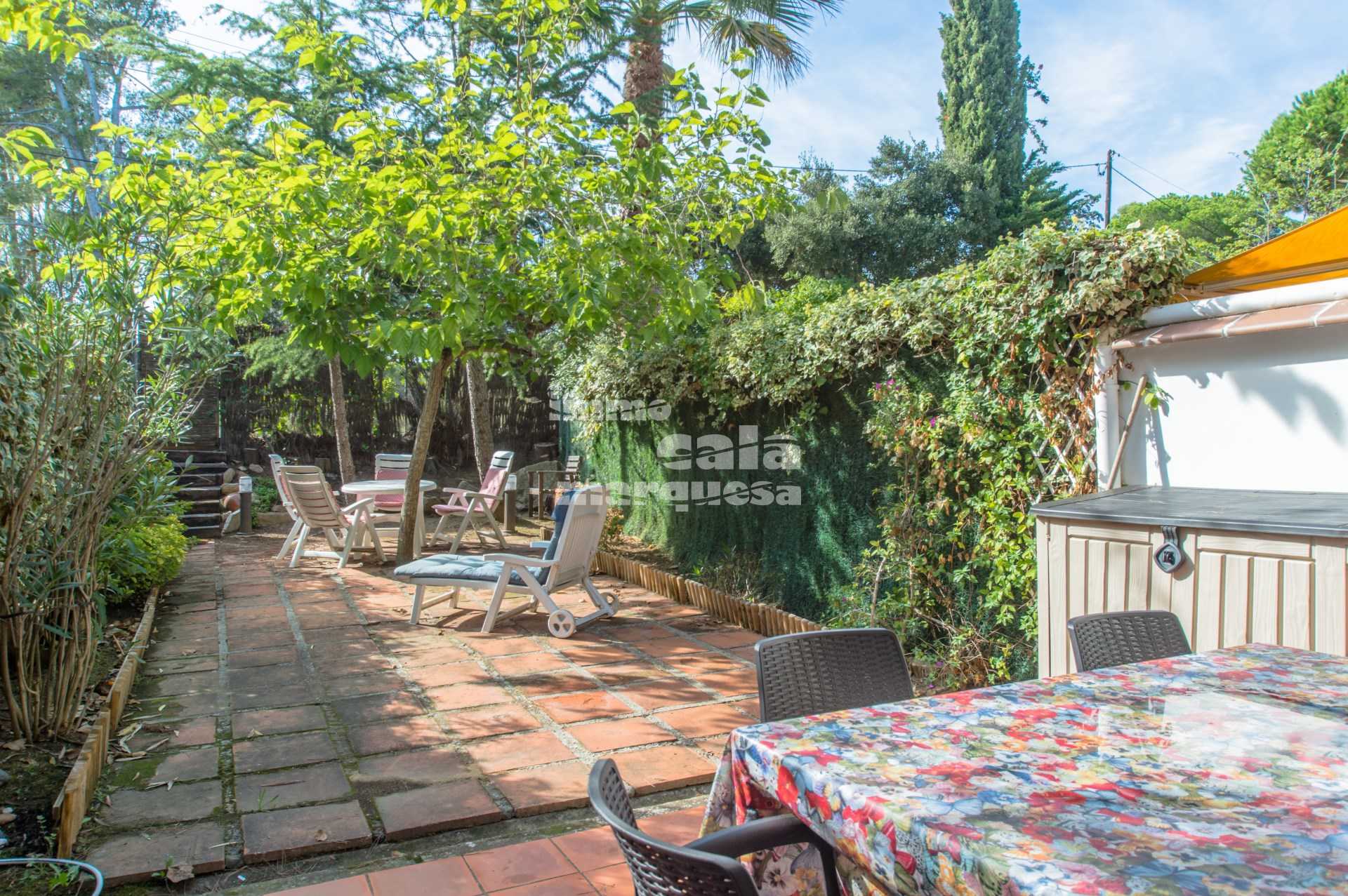 CASA ADOSADA AMB JARDÍ PRIVAT A PROP DEL CENTRE DE LLAFRANC