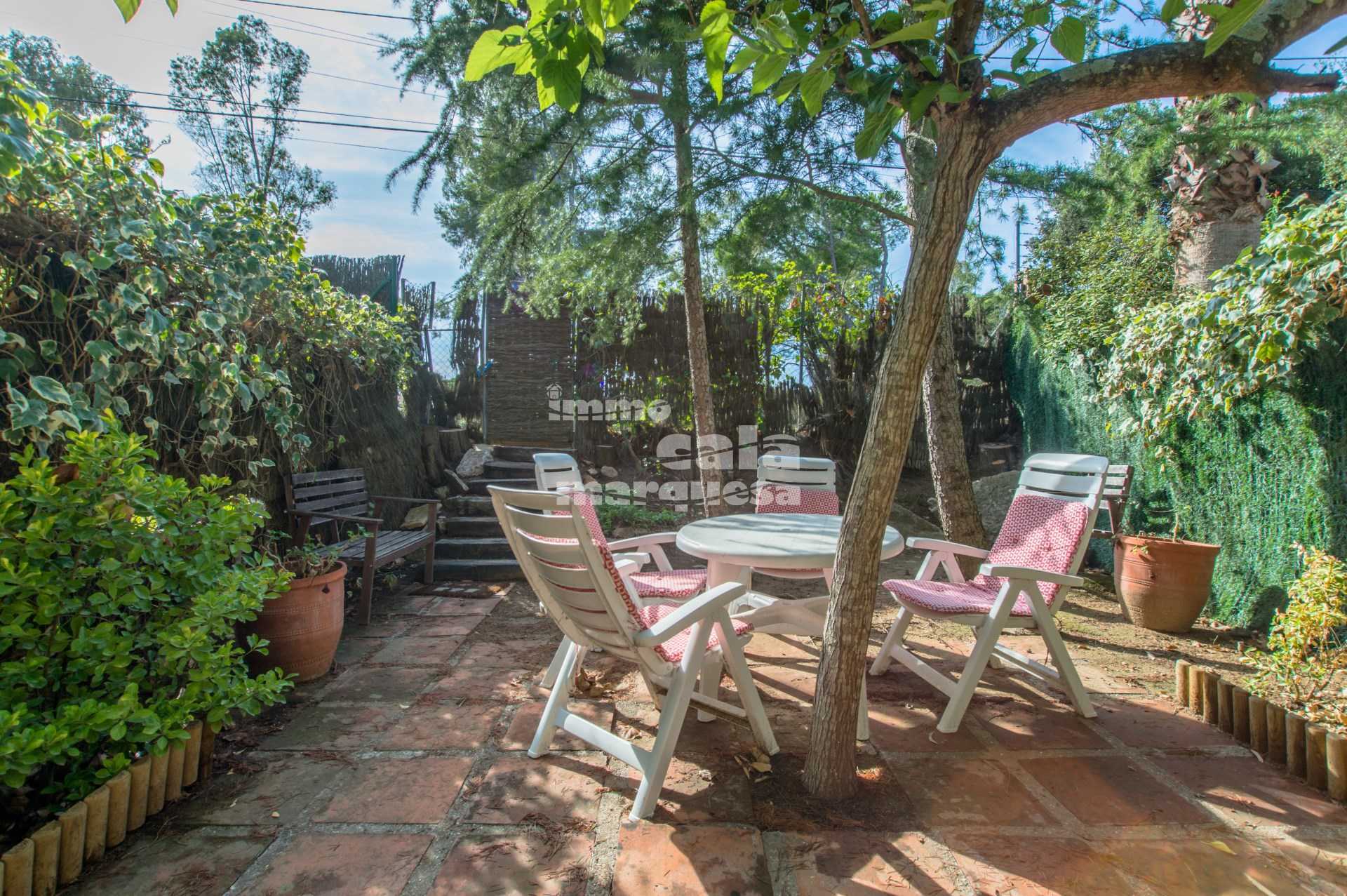 CASA ADOSADA AMB JARDÍ PRIVAT A PROP DEL CENTRE DE LLAFRANC