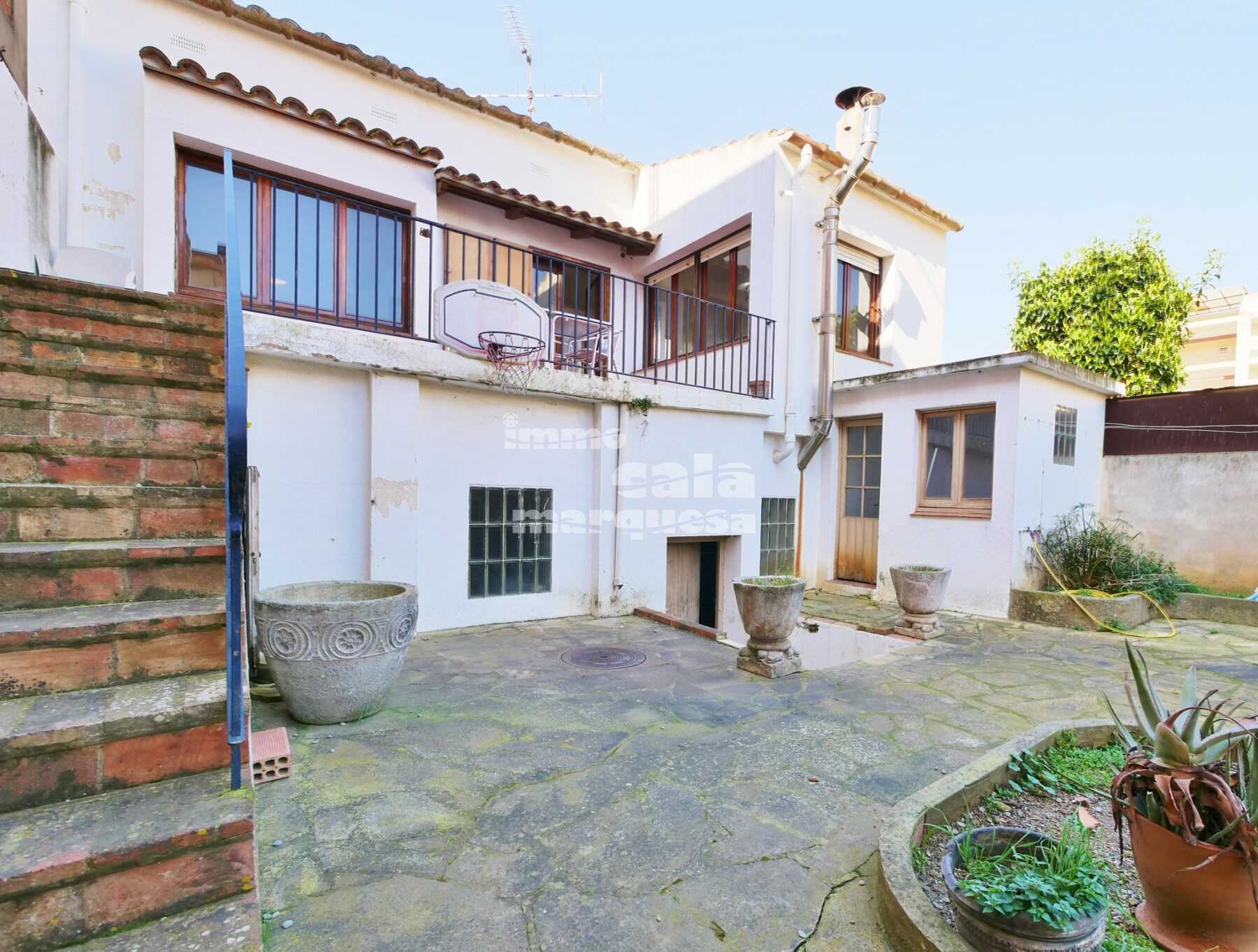 CASA DE POBLE AMB MOLTES POSSIBILITATS SITUADA AL CENTRE DE PALAFRUGELL