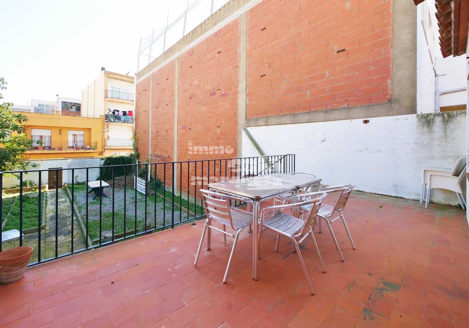 CASA DE POBLE AMB MOLTES POSSIBILITATS SITUADA AL CENTRE DE PALAFRUGELL