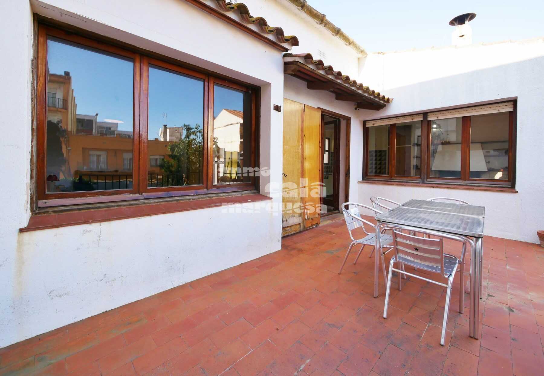 CASA DE POBLE AMB MOLTES POSSIBILITATS SITUADA AL CENTRE DE PALAFRUGELL