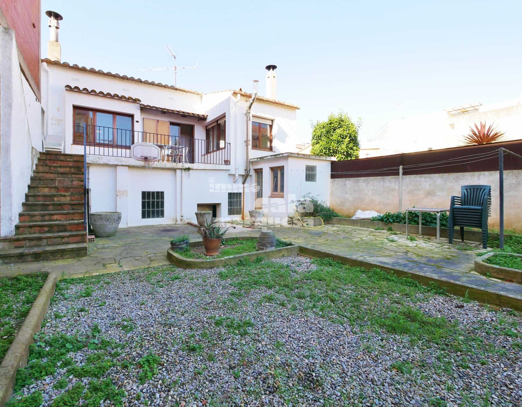 CASA DE POBLE AMB MOLTES POSSIBILITATS SITUADA AL CENTRE DE PALAFRUGELL