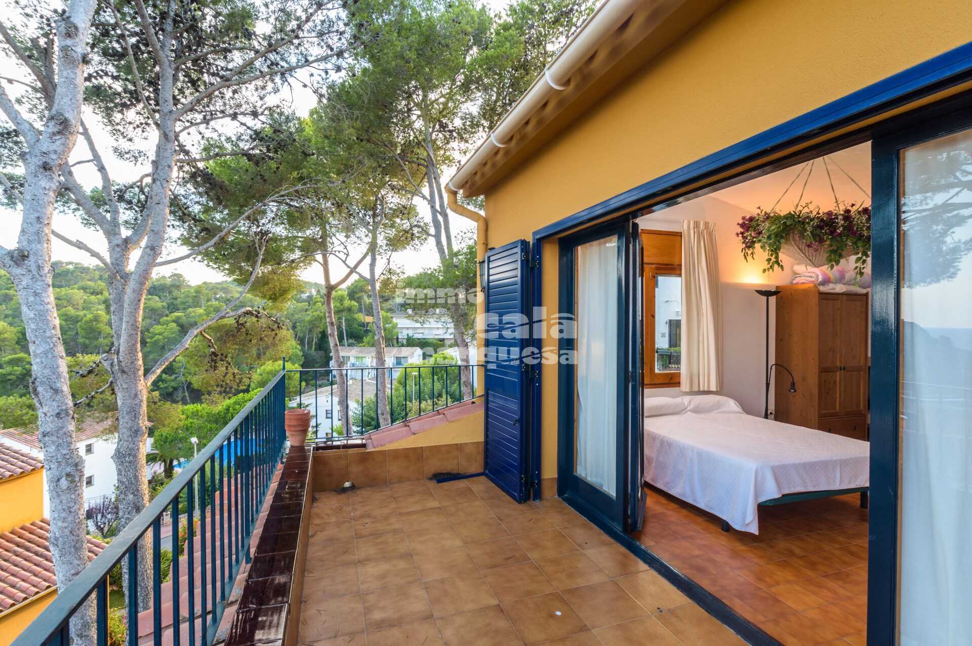 MAGNÍFICA CASA ADOSADA CON VISTAS AL MAR EN CALELLA DE PALAFRUGELL