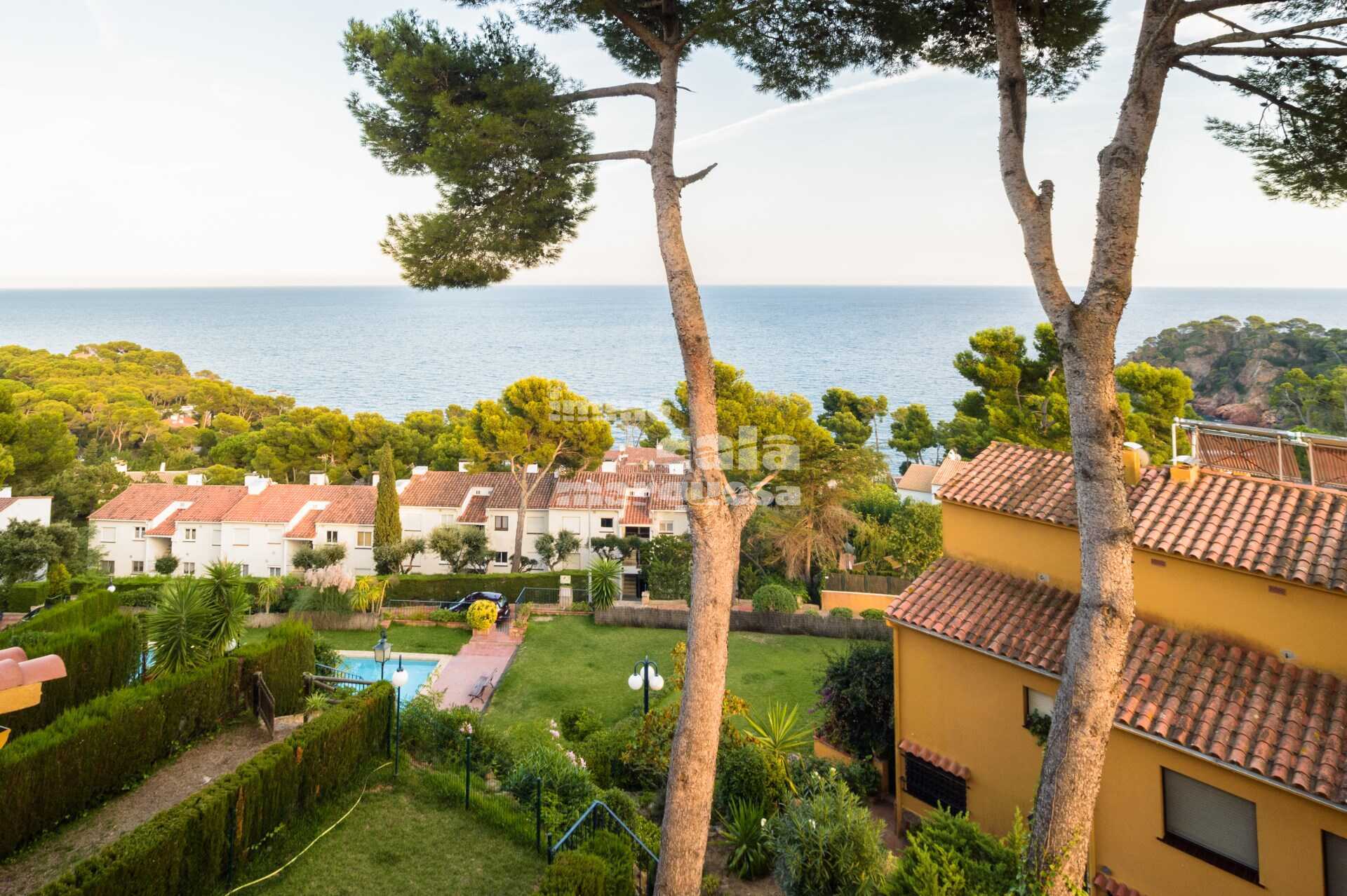 MAGNÍFICA CASA ADOSADA CON VISTAS AL MAR EN CALELLA DE PALAFRUGELL