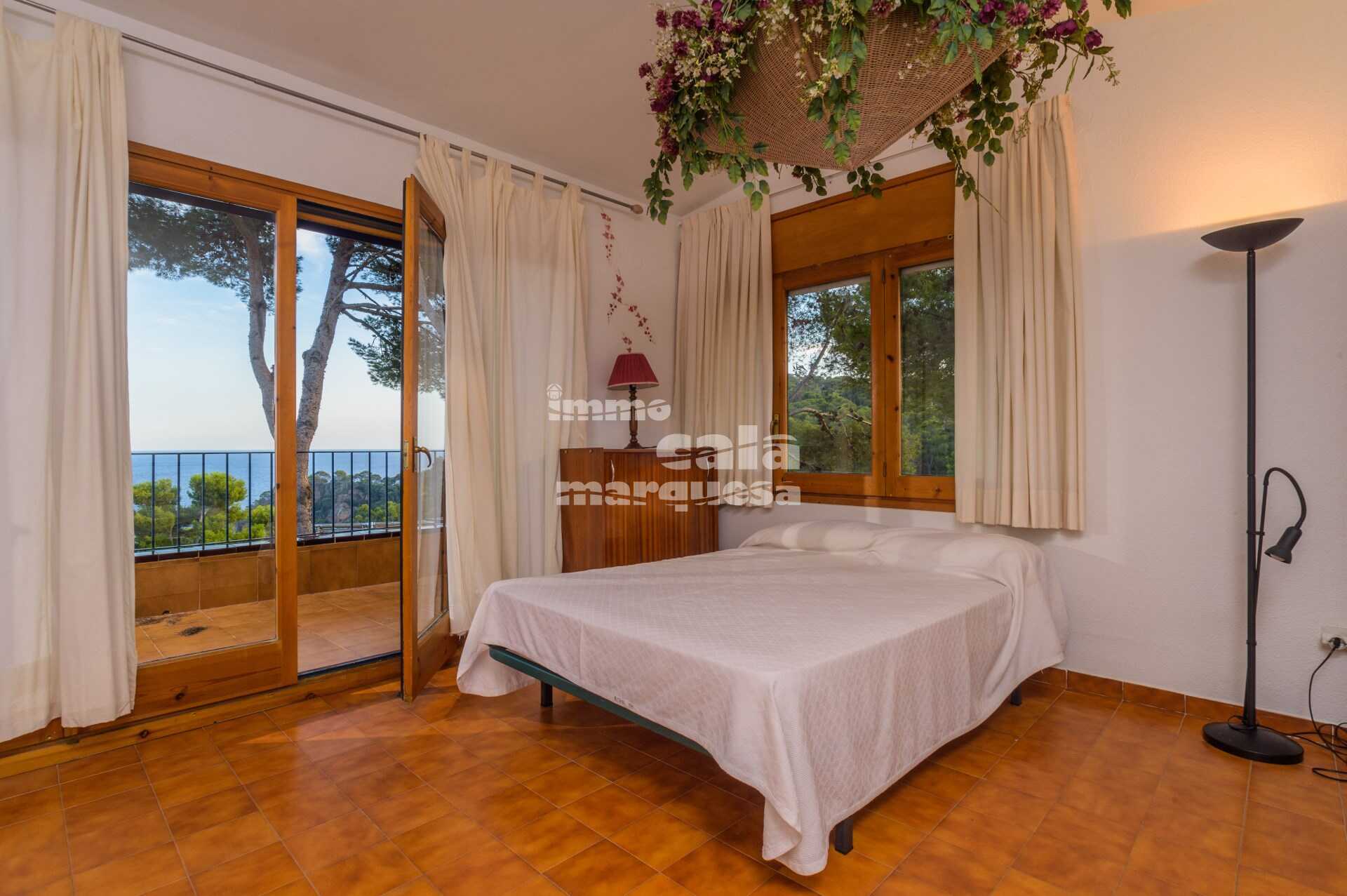 MAGNÍFICA CASA ADOSADA CON VISTAS AL MAR EN CALELLA DE PALAFRUGELL