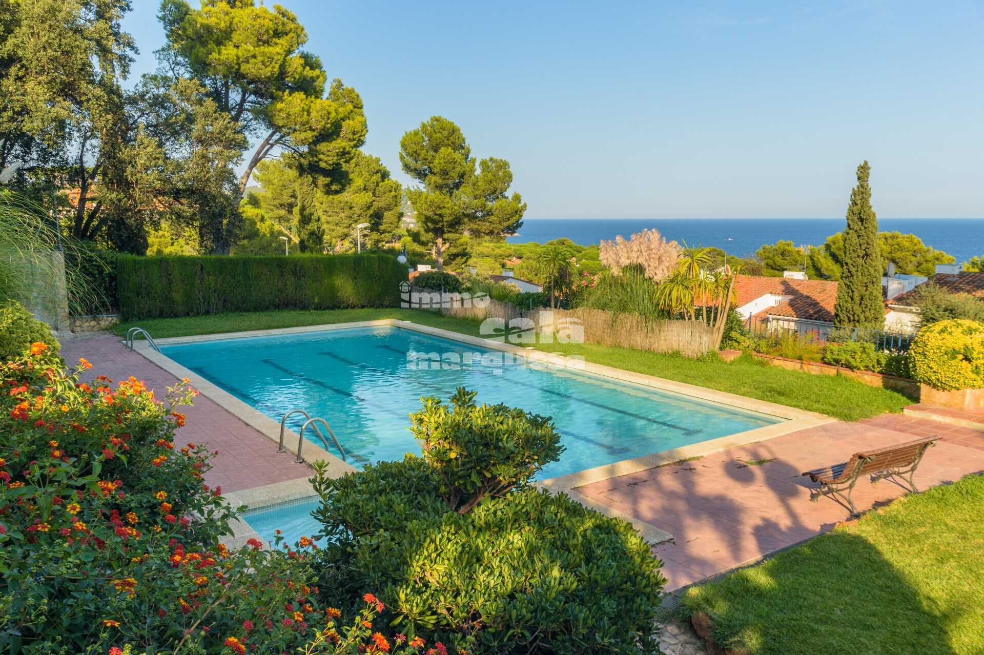 MAGNÍFICA CASA ADOSADA CON VISTAS AL MAR EN CALELLA DE PALAFRUGELL