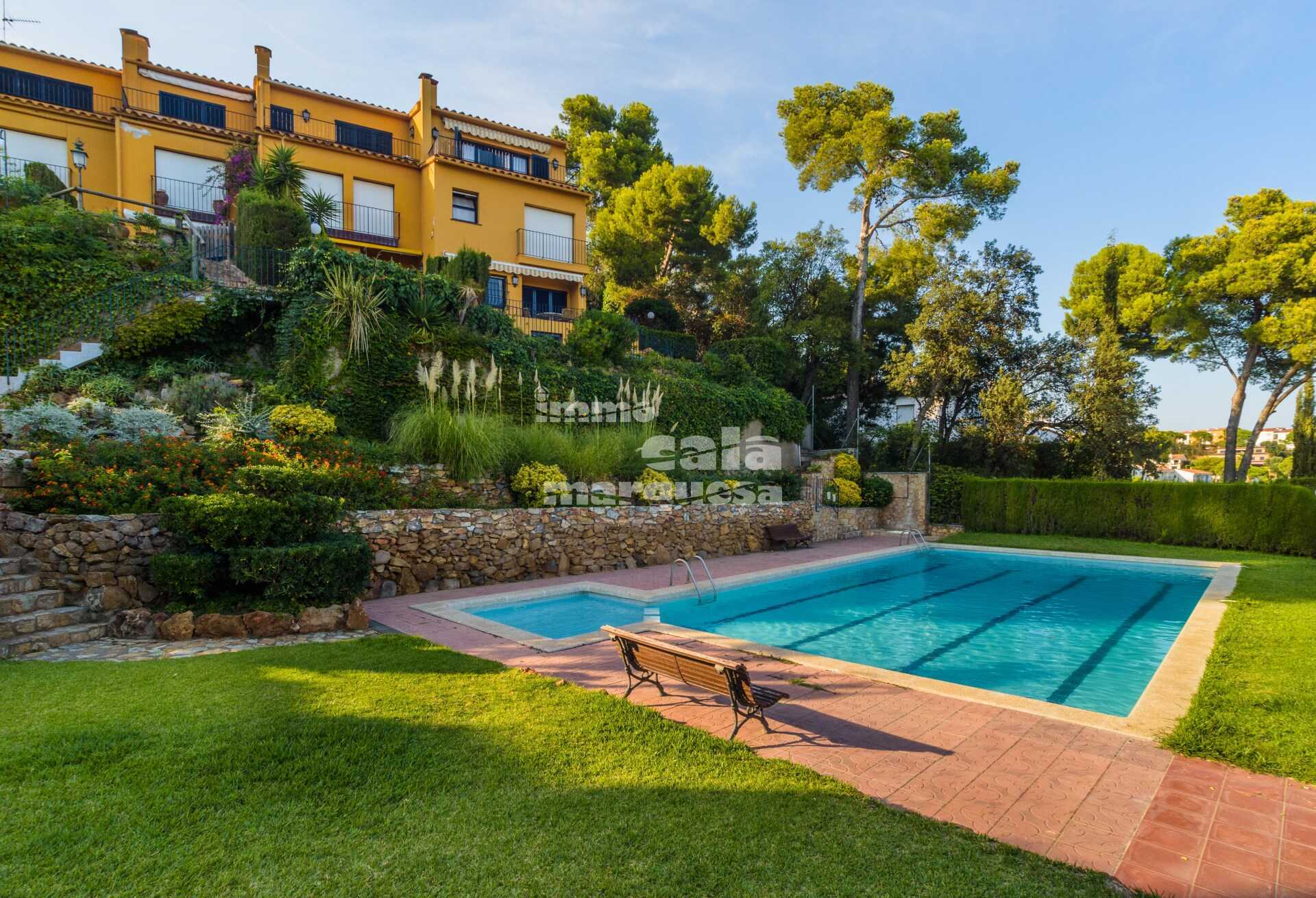 MAGNÍFICA CASA ADOSADA CON VISTAS AL MAR EN CALELLA DE PALAFRUGELL