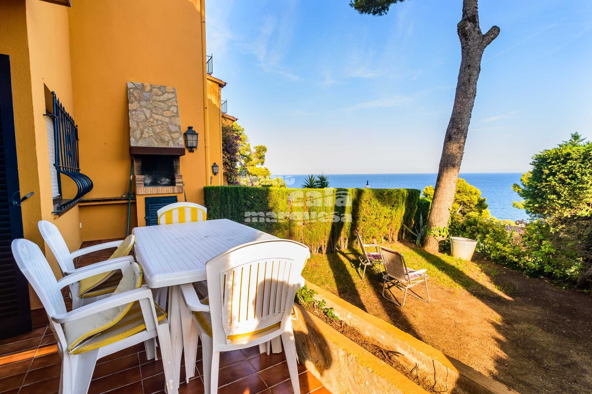 MAGNÍFICA CASA ADOSADA CON VISTAS AL MAR EN CALELLA DE PALAFRUGELL