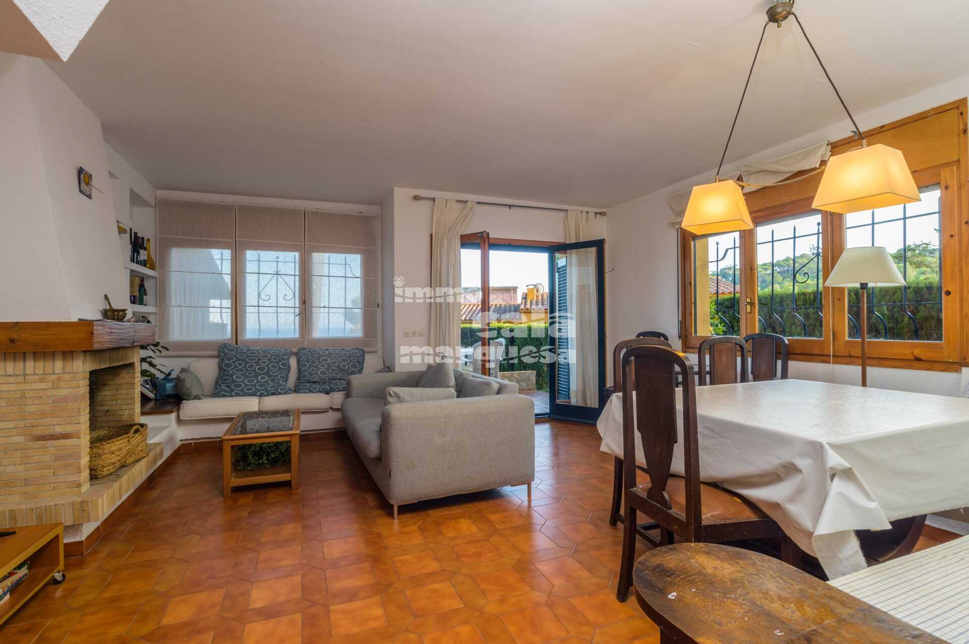 MAGNÍFICA CASA ADOSADA CON VISTAS AL MAR EN CALELLA DE PALAFRUGELL
