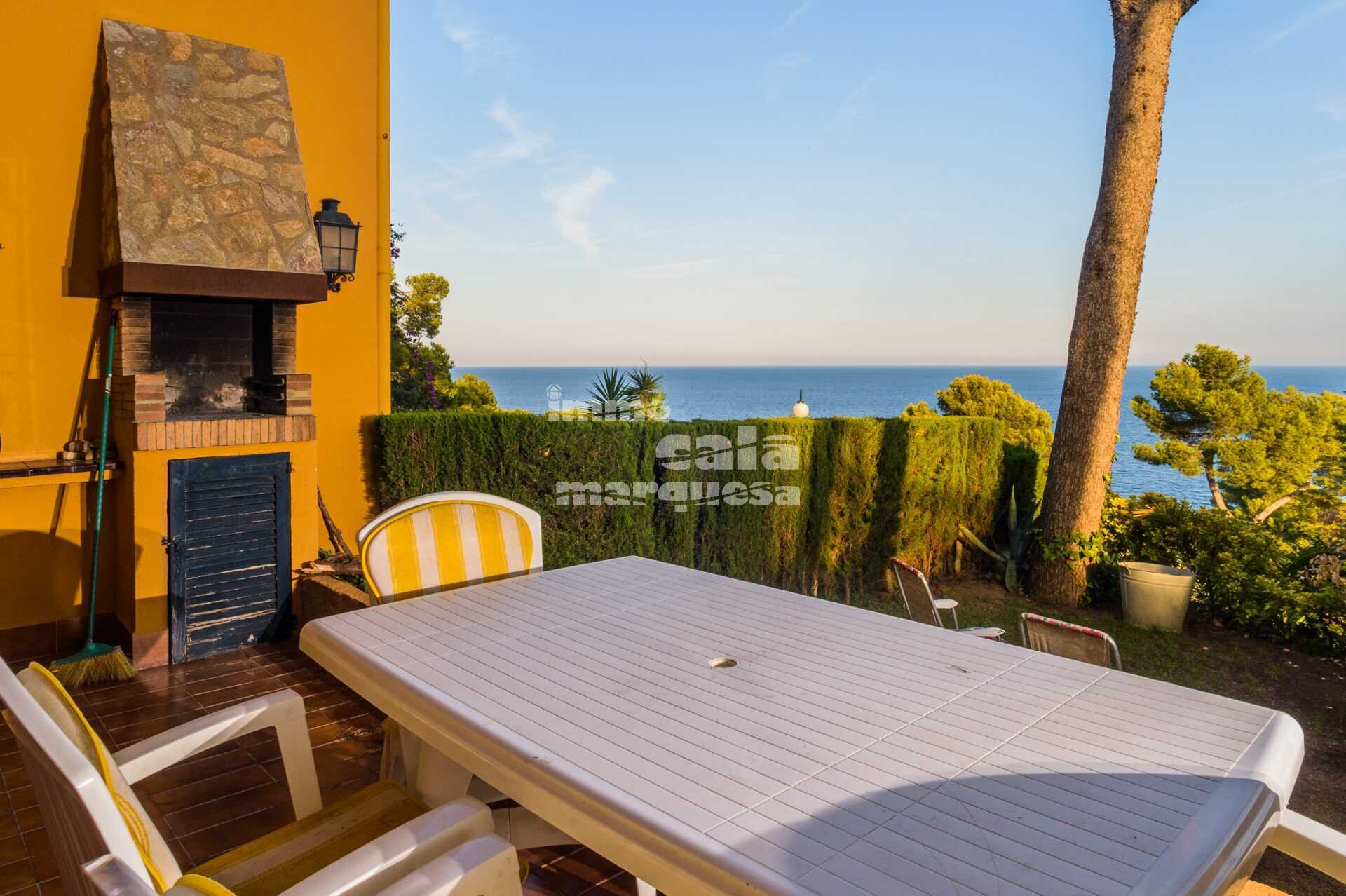 MAGNÍFICA CASA ADOSADA CON VISTAS AL MAR EN CALELLA DE PALAFRUGELL