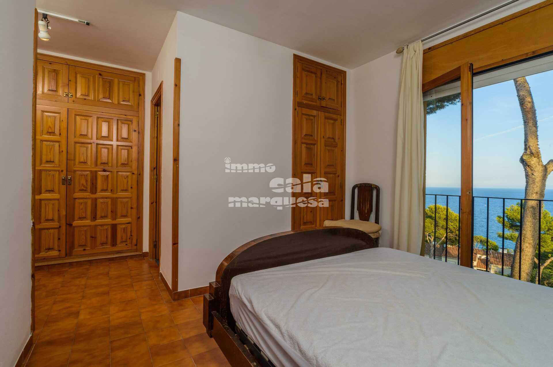 MAGNÍFICA CASA ADOSADA CON VISTAS AL MAR EN CALELLA DE PALAFRUGELL
