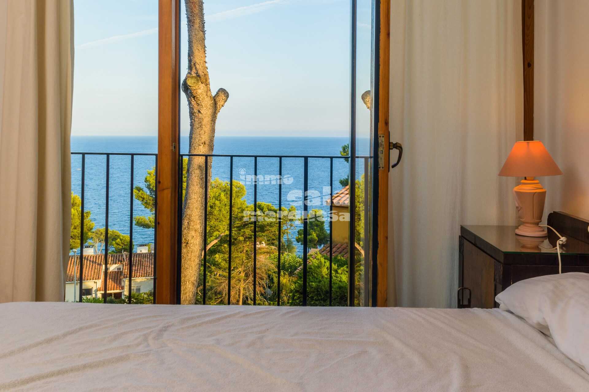 MAGNÍFICA CASA ADOSADA CON VISTAS AL MAR EN CALELLA DE PALAFRUGELL