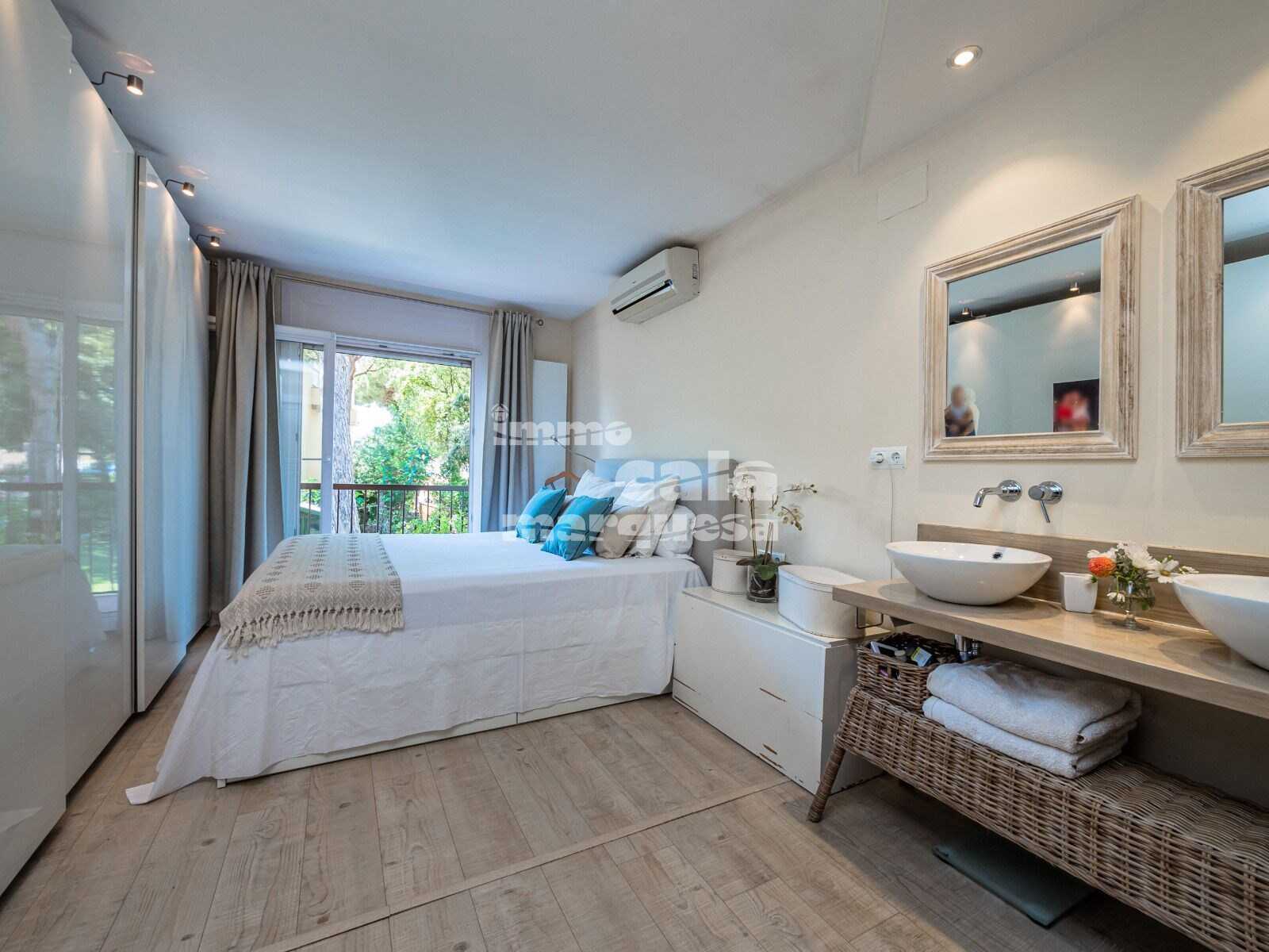 CASA ESQUINERA CON JARDÍN PRIVADO Y PISCINA COMUNITARIA EN CALELLA DE PALAFRUGELL