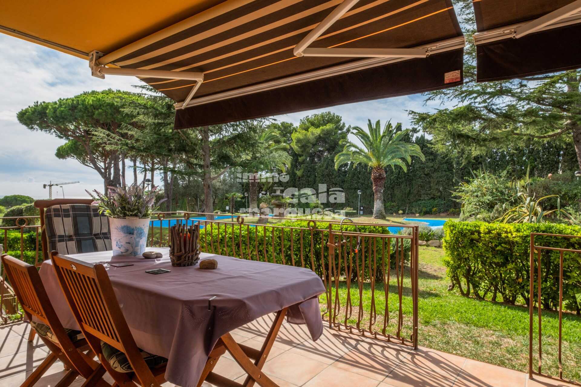 Bonic apartament en planta baixa  en comunitat amb jardí i piscina