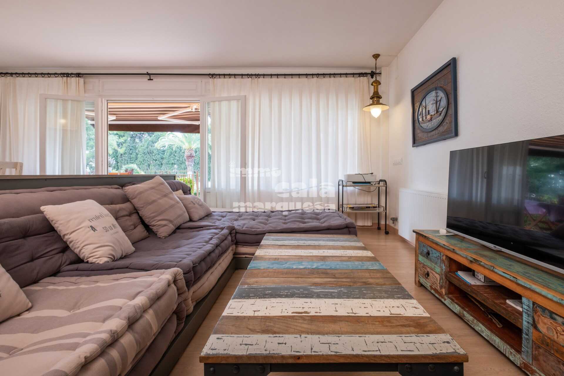 Bonic apartament en planta baixa  en comunitat amb jardí i piscina