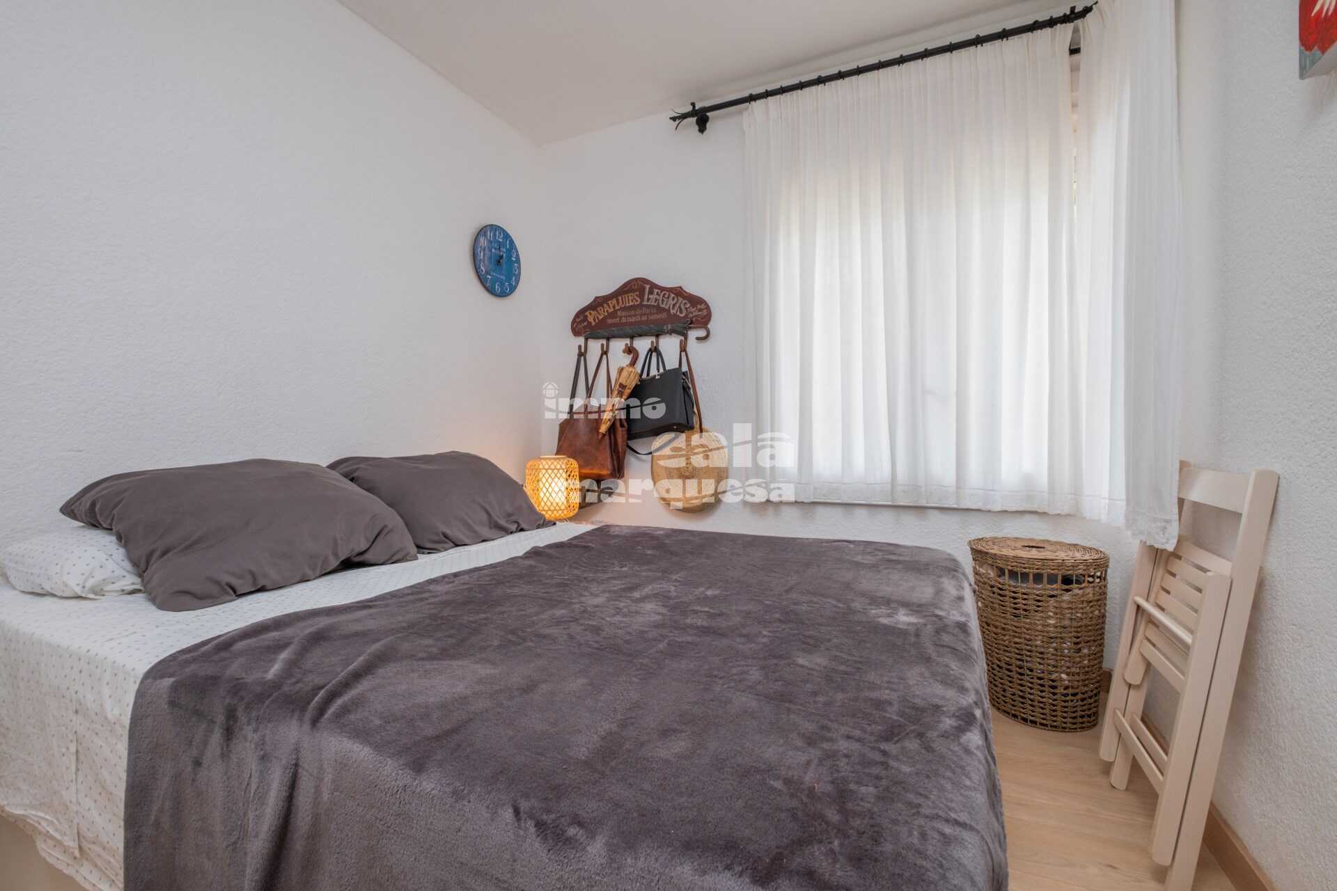 Bonic apartament en planta baixa  en comunitat amb jardí i piscina