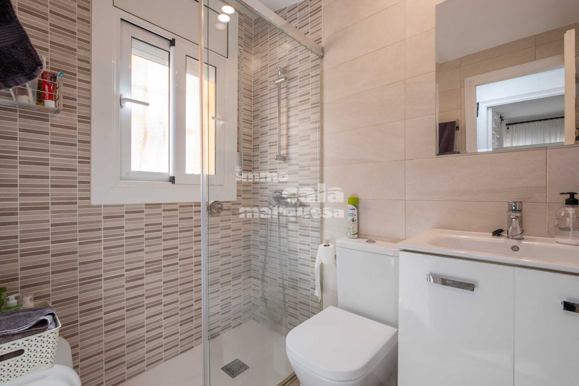 Bonic apartament en planta baixa  en comunitat amb jardí i piscina