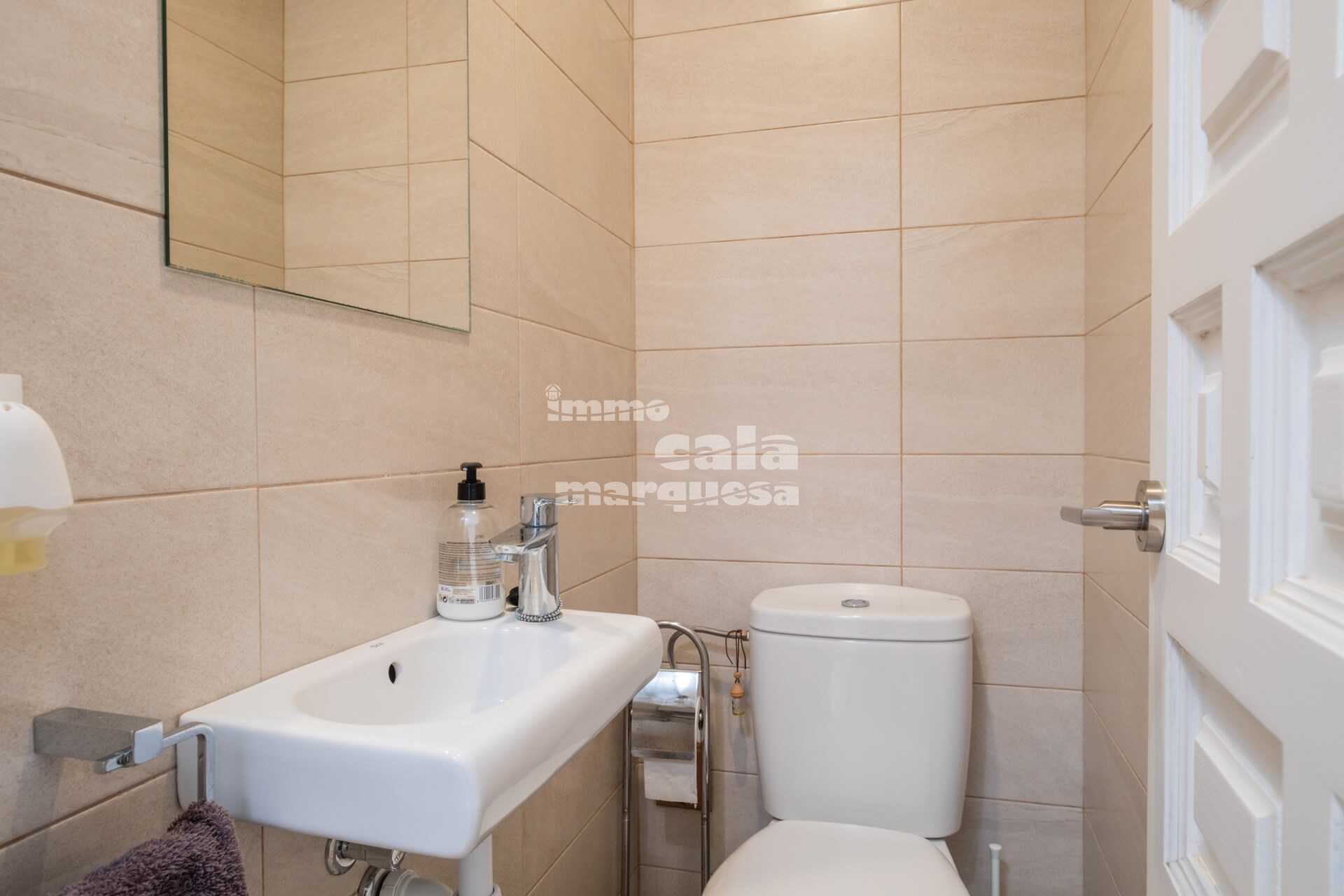 Bonic apartament en planta baixa  en comunitat amb jardí i piscina